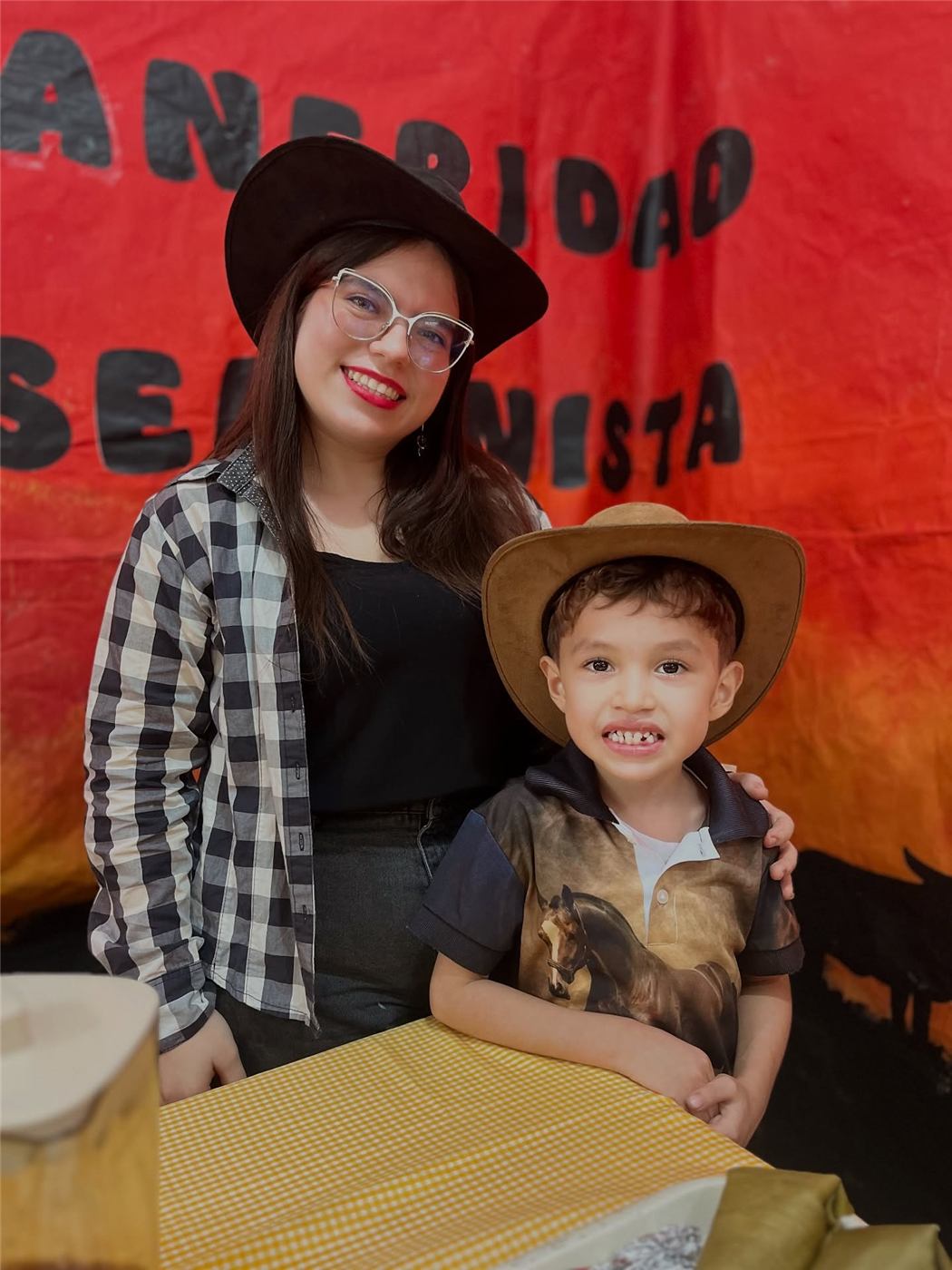 Madre e hijo en una actividad del colegio